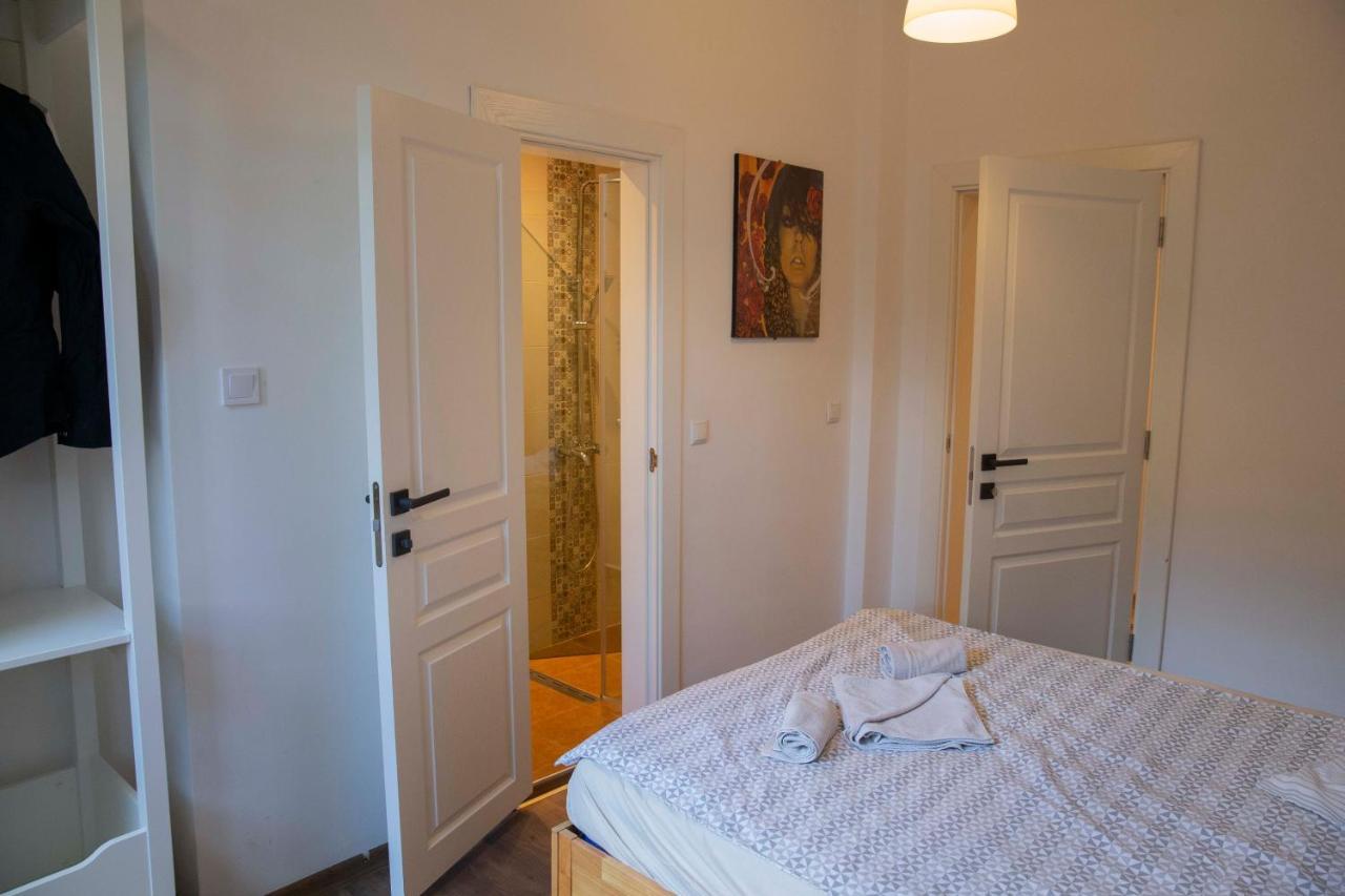 Central Sofia 3-Bedroom Apartment - Urban Art Gallery - Free Parking! מראה חיצוני תמונה